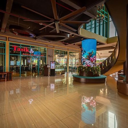 פורט דיקסון Tasik Villa International Resort מראה חיצוני תמונה The interior of the mall