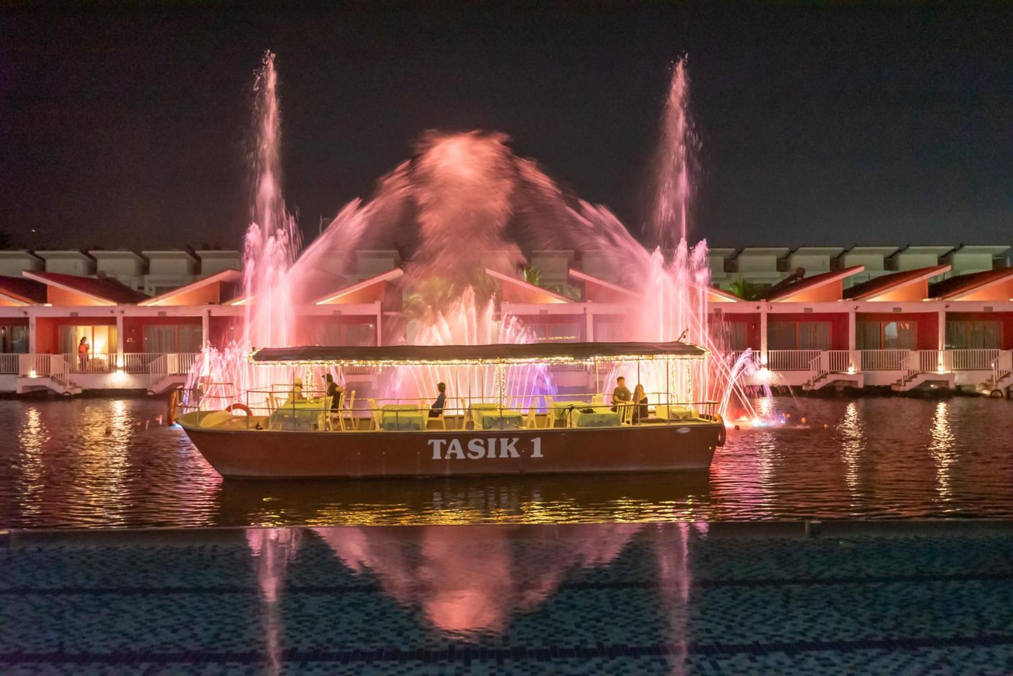 פורט דיקסון Tasik Villa International Resort מראה חיצוני תמונה Fountain of Wishes