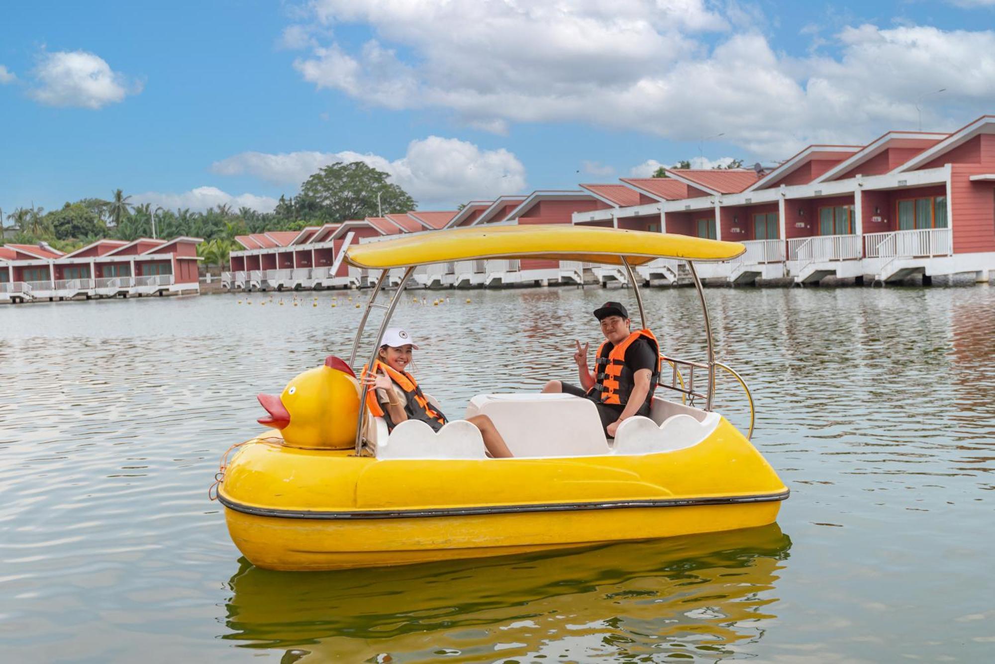 פורט דיקסון Tasik Villa International Resort מראה חיצוני תמונה A pedal boat in Vietnam