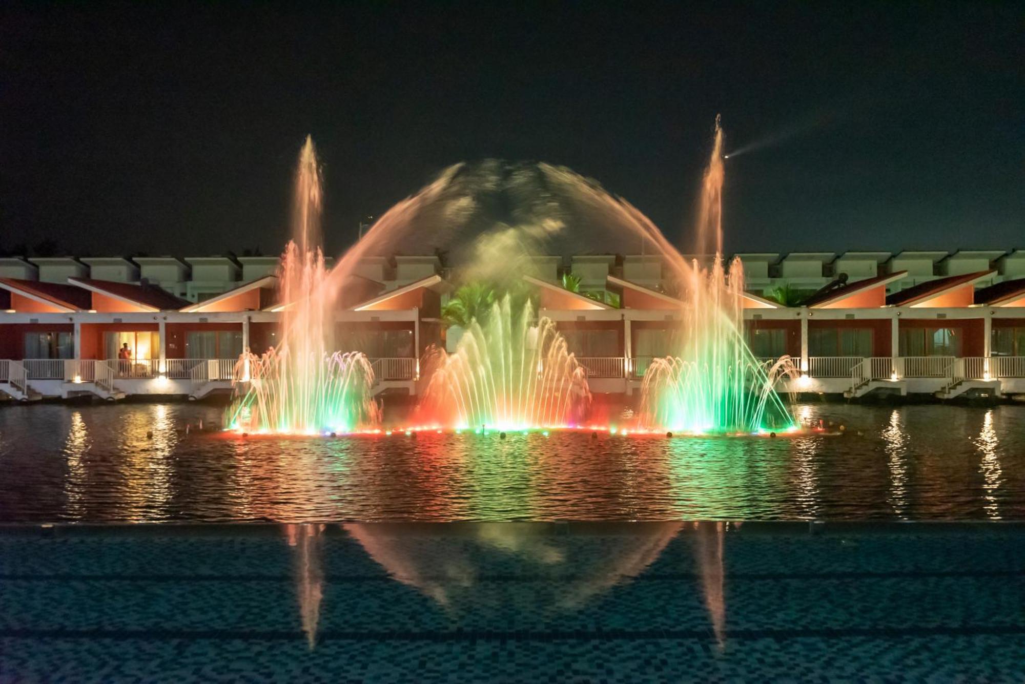 פורט דיקסון Tasik Villa International Resort מראה חיצוני תמונה Fountains at the resort