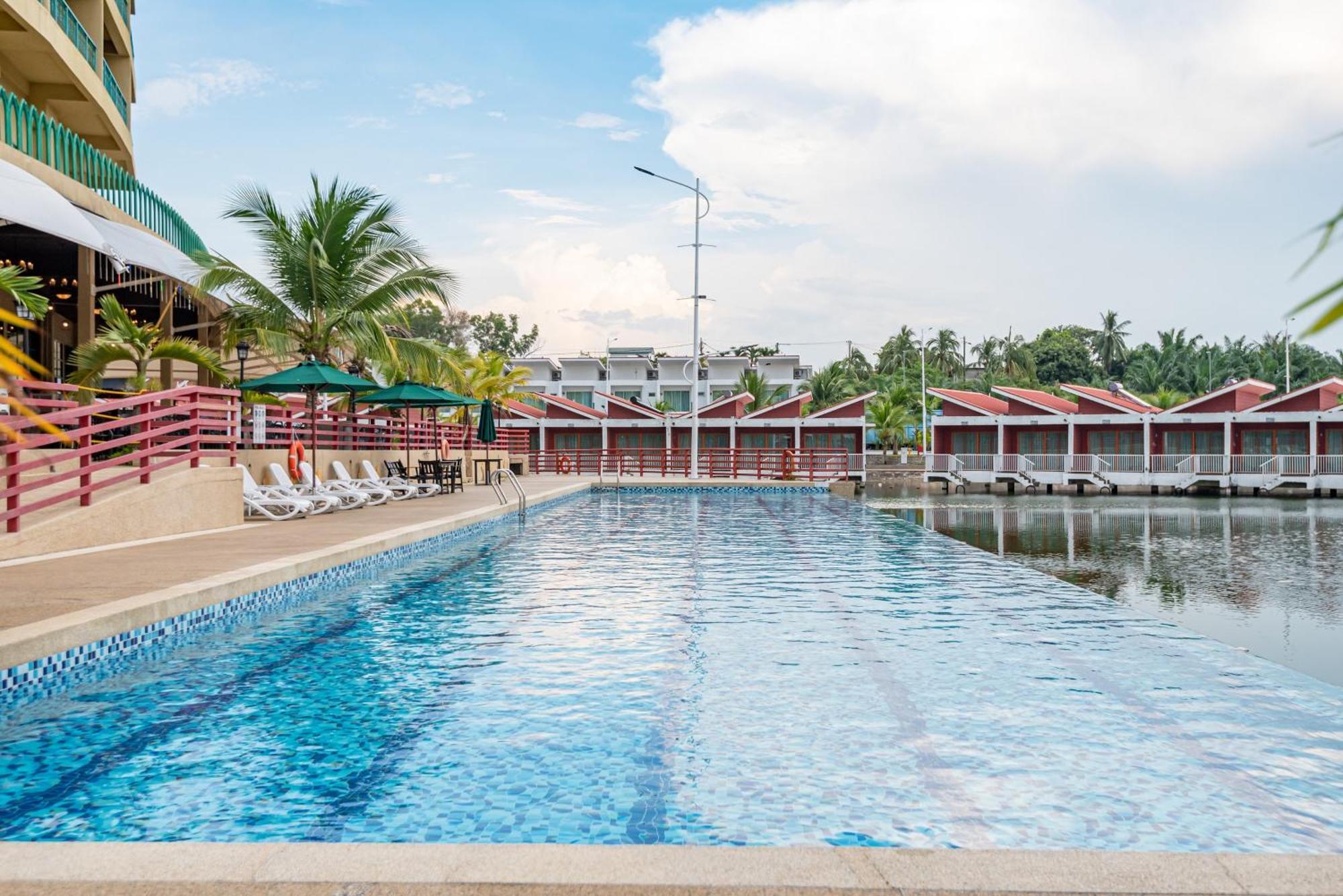 פורט דיקסון Tasik Villa International Resort מראה חיצוני תמונה The pool at the resort