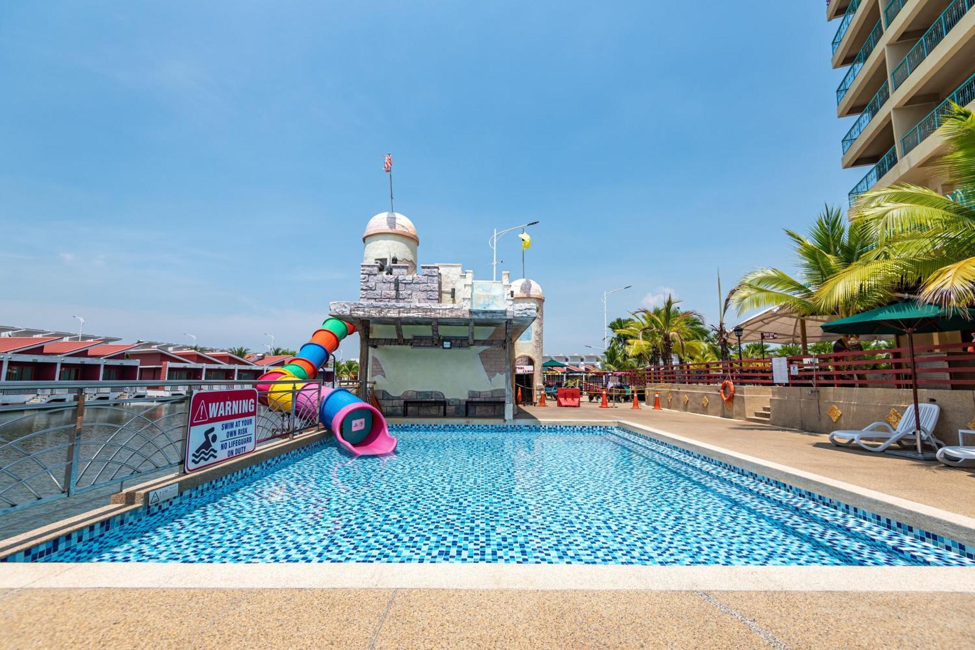 פורט דיקסון Tasik Villa International Resort מראה חיצוני תמונה The swimming pool at the resort