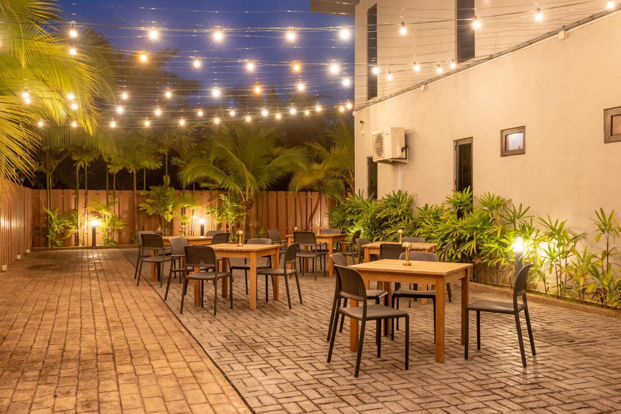 פורט דיקסון Tasik Villa International Resort מראה חיצוני תמונה The patio at the hotel