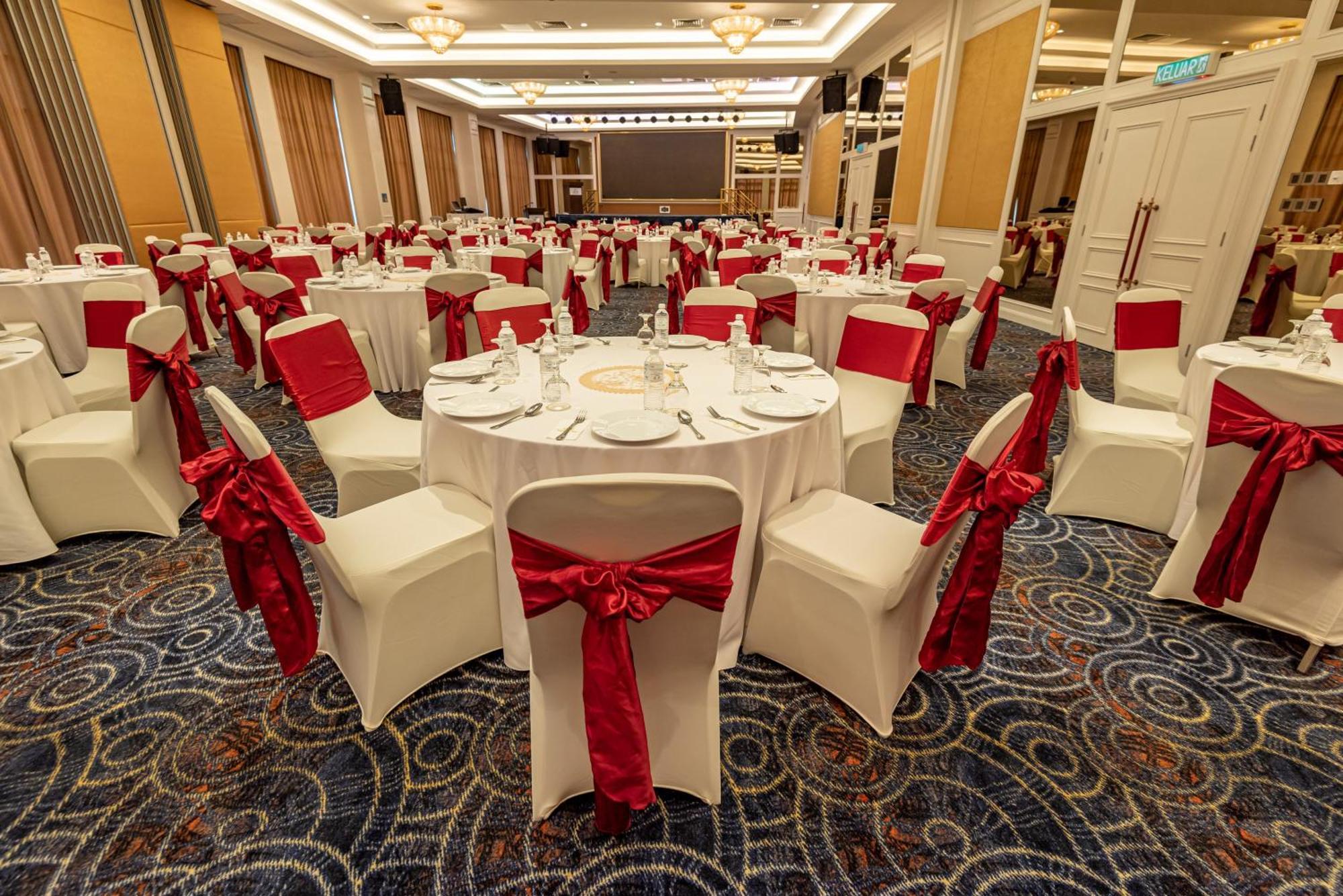 פורט דיקסון Tasik Villa International Resort מראה חיצוני תמונה The ballroom of the hotel