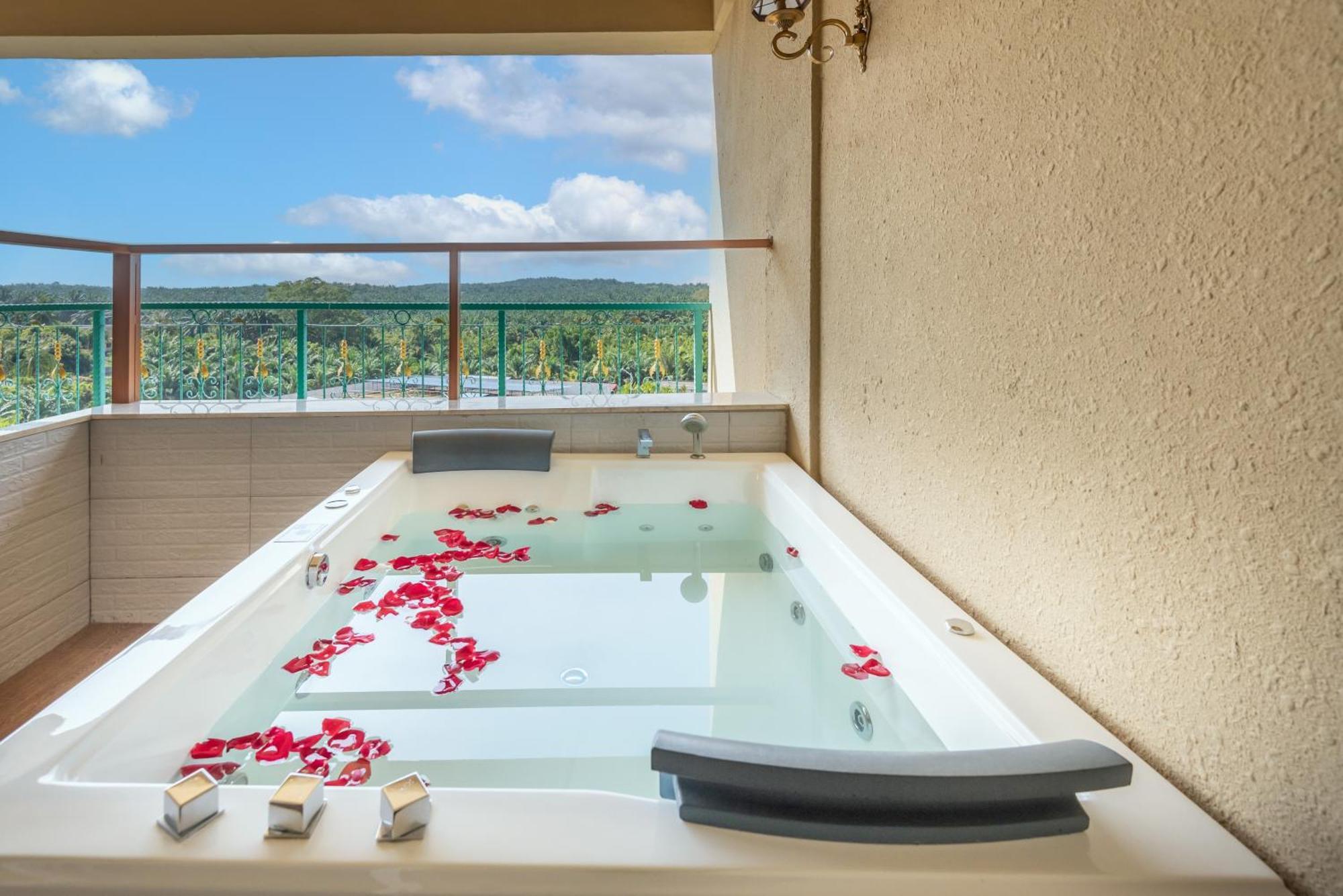 פורט דיקסון Tasik Villa International Resort מראה חיצוני תמונה A whirlpool bath