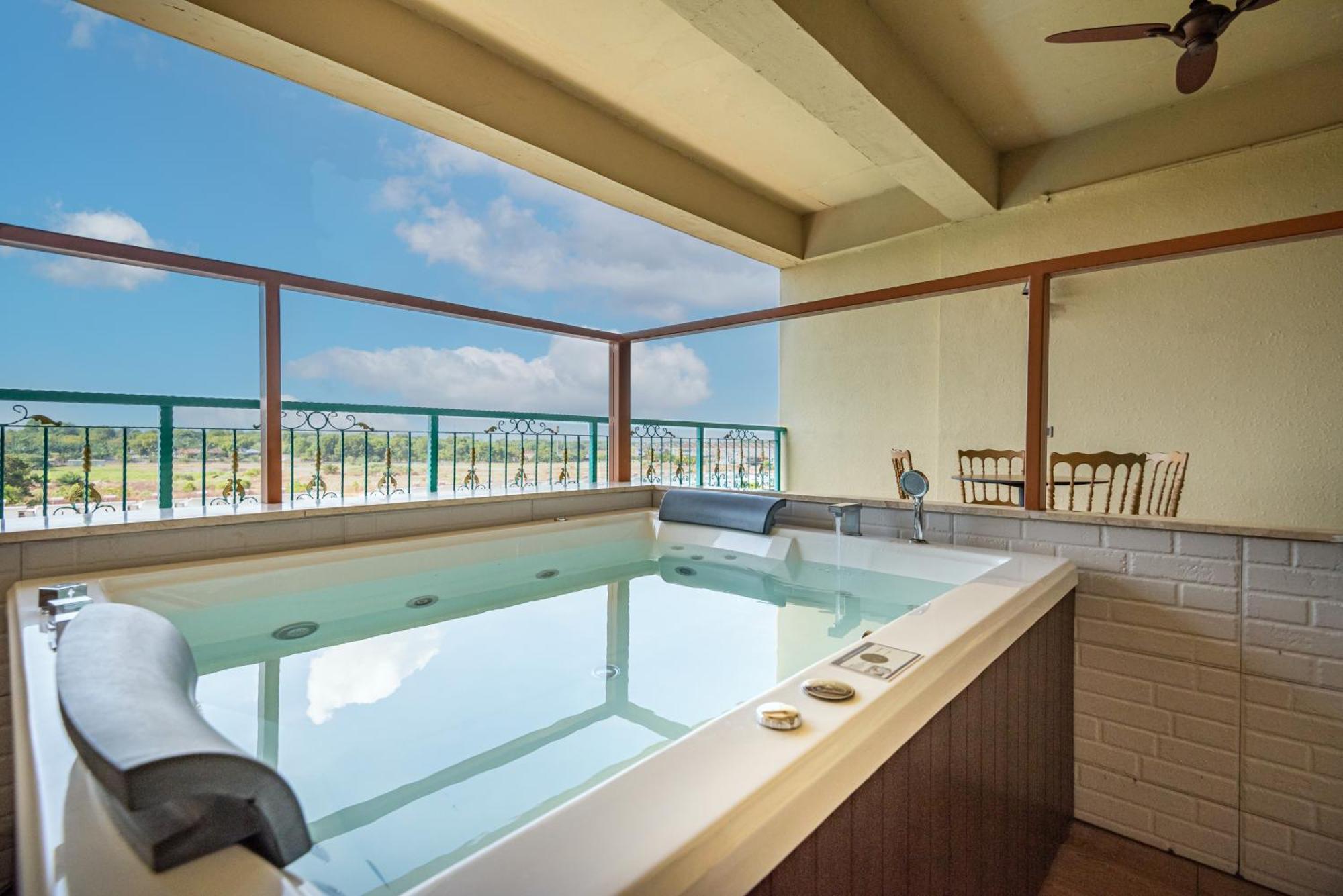 פורט דיקסון Tasik Villa International Resort מראה חיצוני תמונה A hot tub