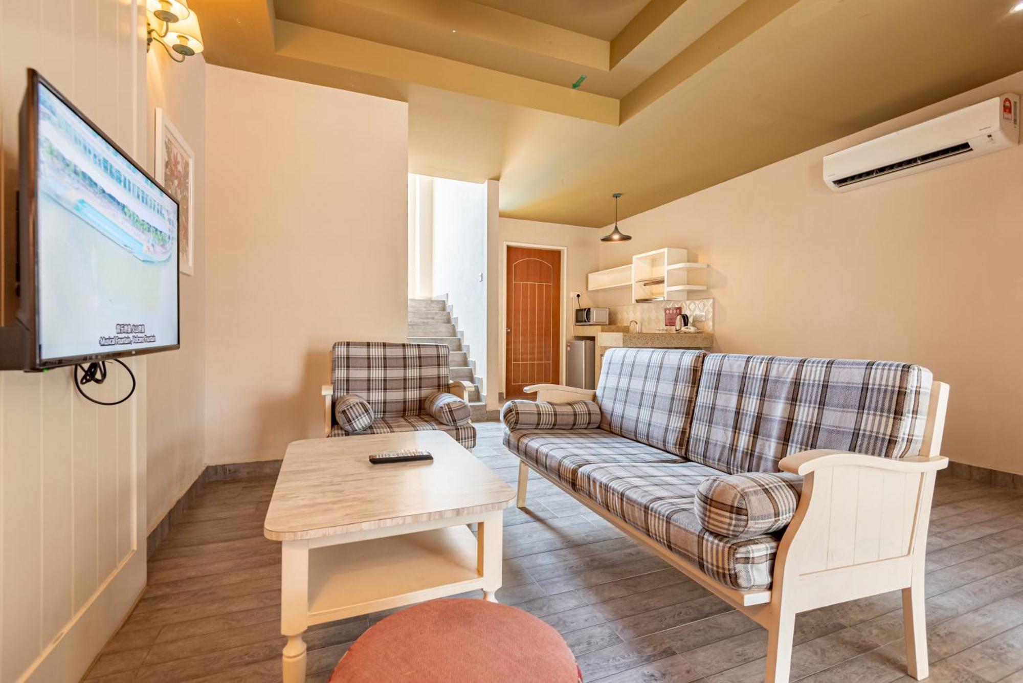 פורט דיקסון Tasik Villa International Resort מראה חיצוני תמונה A living room in a serviced apartment in Beijing, China