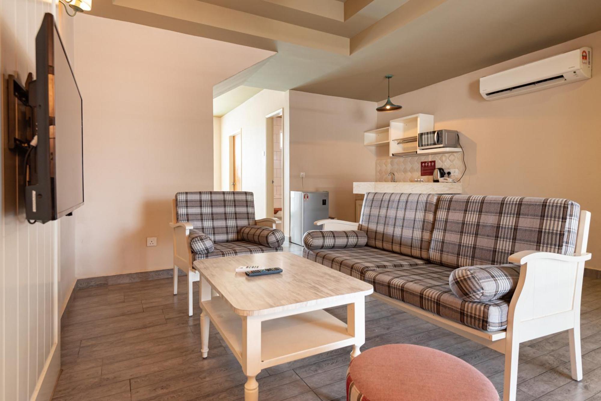 פורט דיקסון Tasik Villa International Resort מראה חיצוני תמונה A living room in a typical apartment