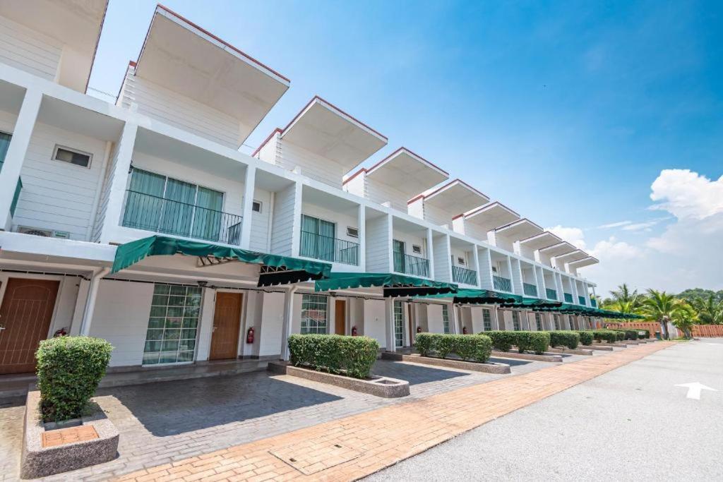 פורט דיקסון Tasik Villa International Resort מראה חיצוני תמונה The residence hall