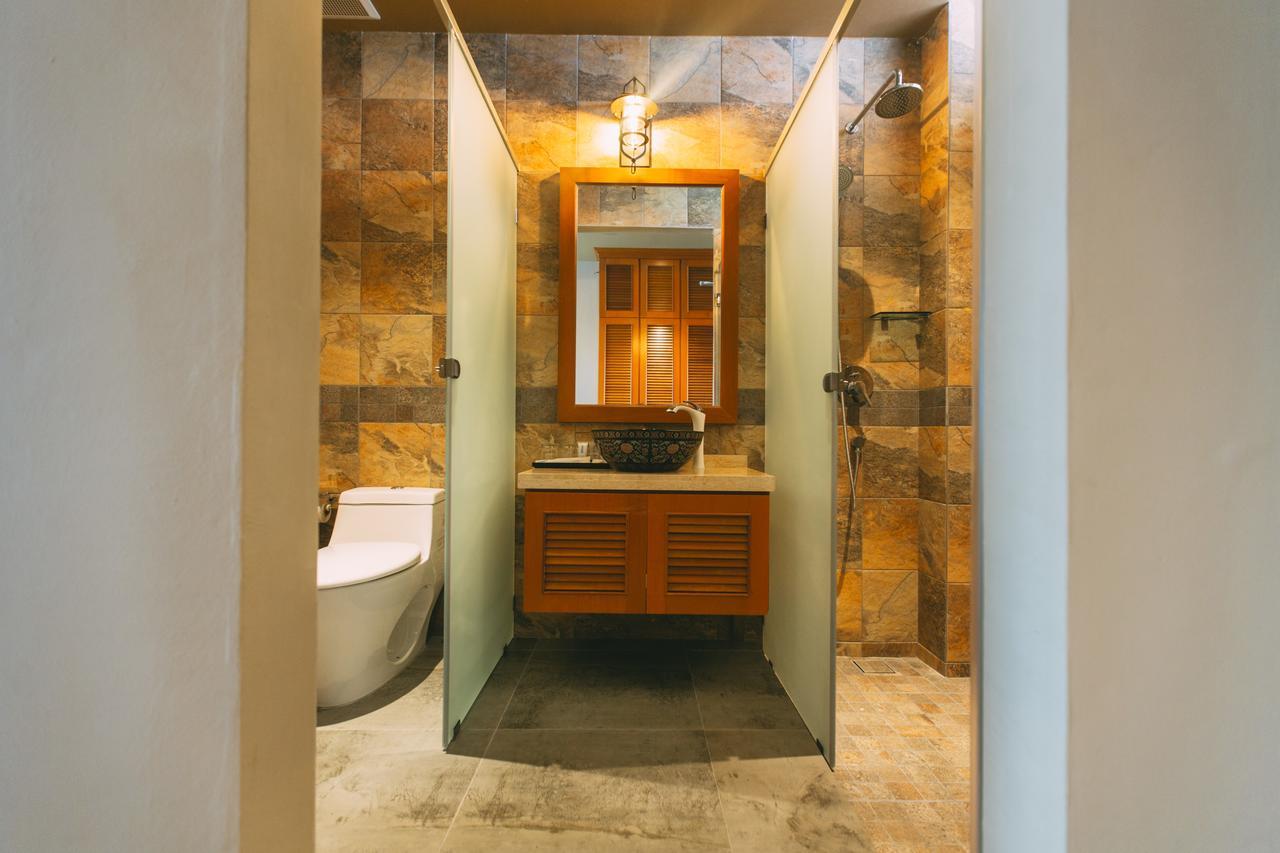 פורט דיקסון Tasik Villa International Resort מראה חיצוני תמונה Bathroom in a hotel